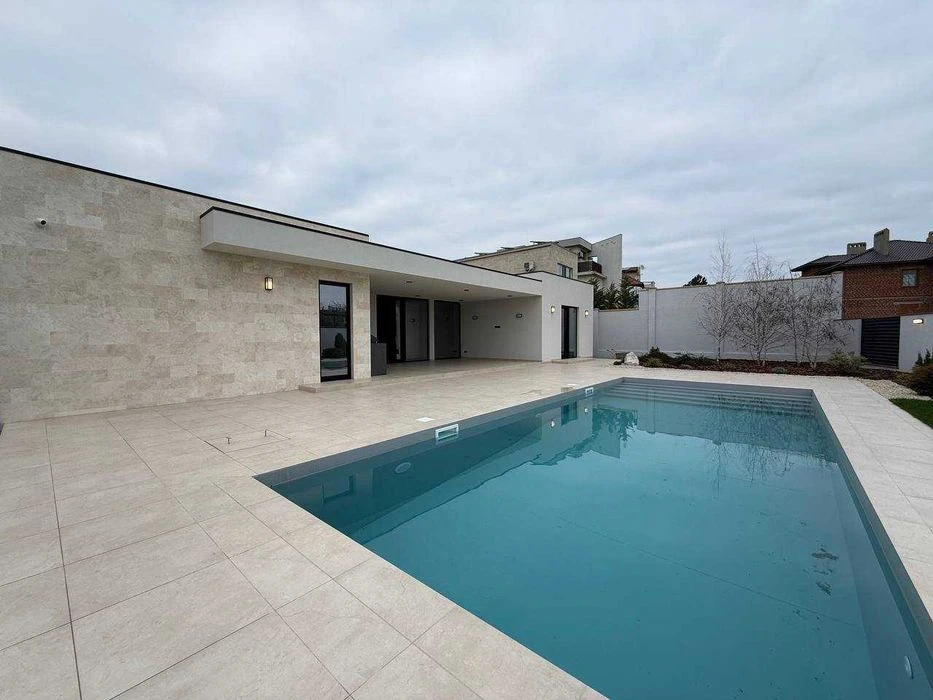 Sale of a stylish one-story house with a swimming pool in Sauvignon.