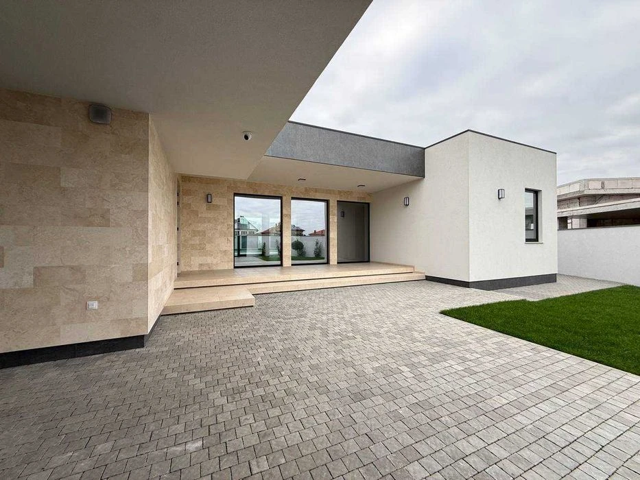 Sale of a stylish one-story house with a swimming pool in Sauvignon.
