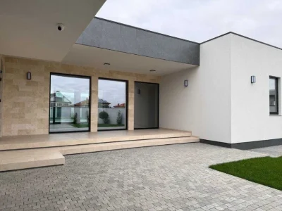 Sale of a stylish one-story house with a swimming pool in Sauvignon.