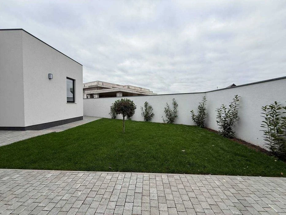 Sale of a stylish one-story house with a swimming pool in Sauvignon.