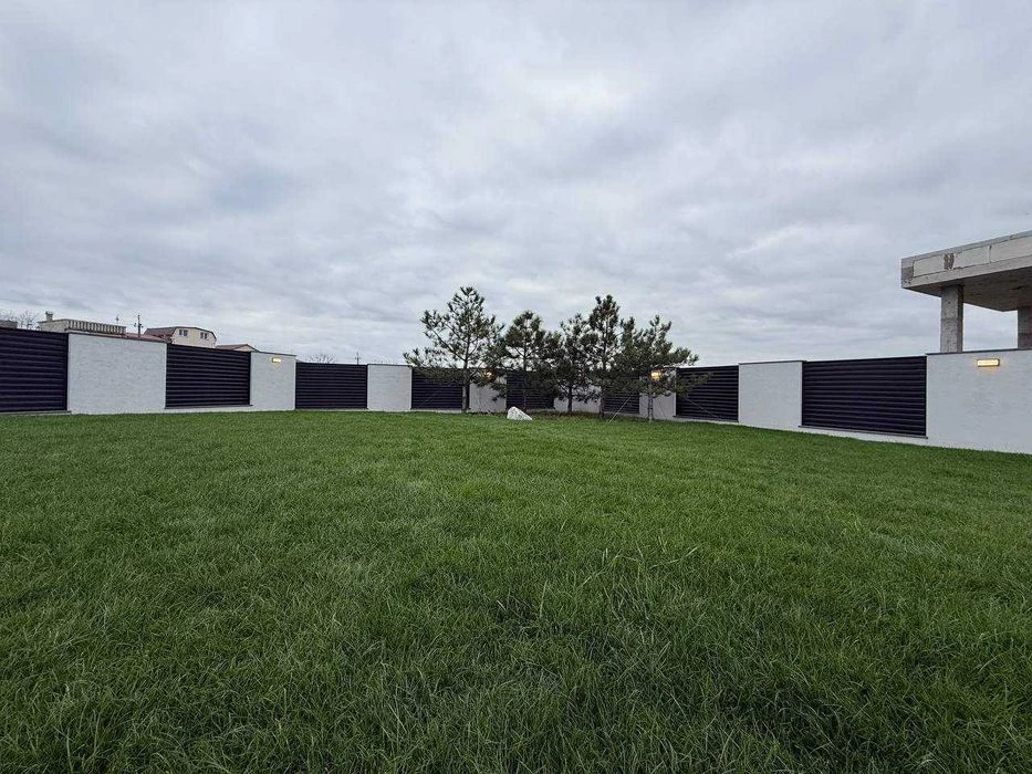 Sale of a stylish one-story house with a swimming pool in Sauvignon.