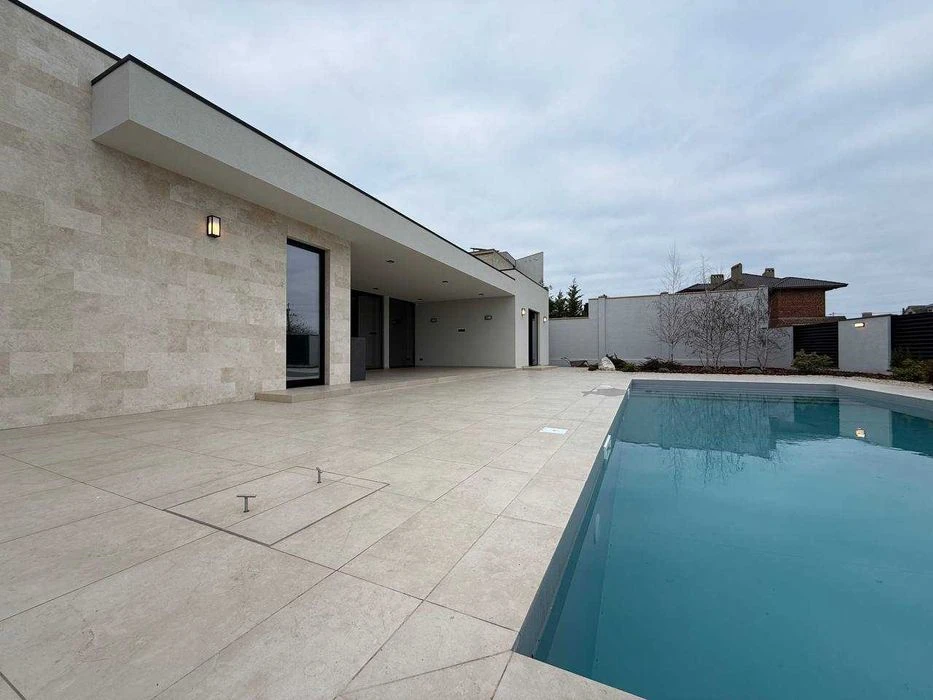 Sale of a stylish one-story house with a swimming pool in Sauvignon.