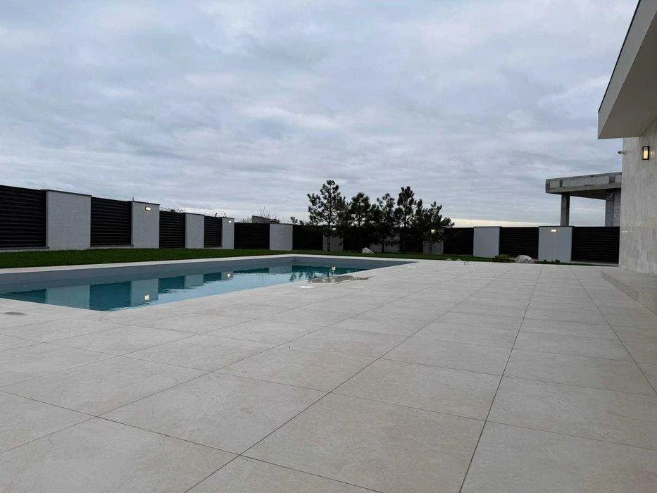 Sale of a stylish one-story house with a swimming pool in Sauvignon.