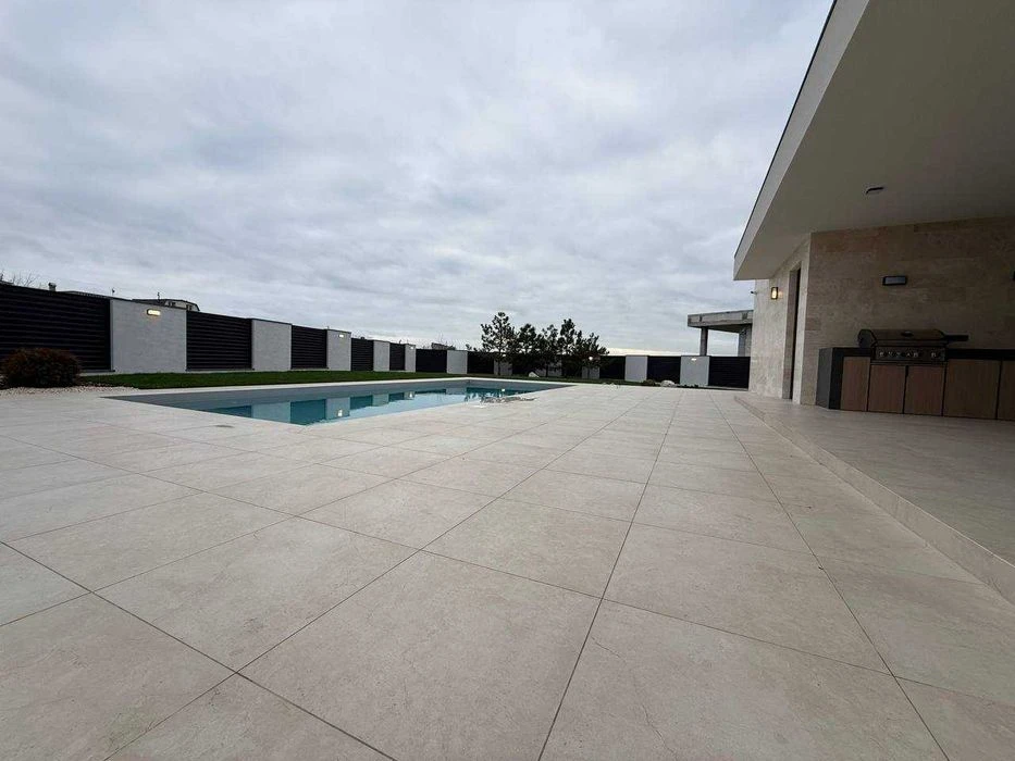 Sale of a stylish one-story house with a swimming pool in Sauvignon.