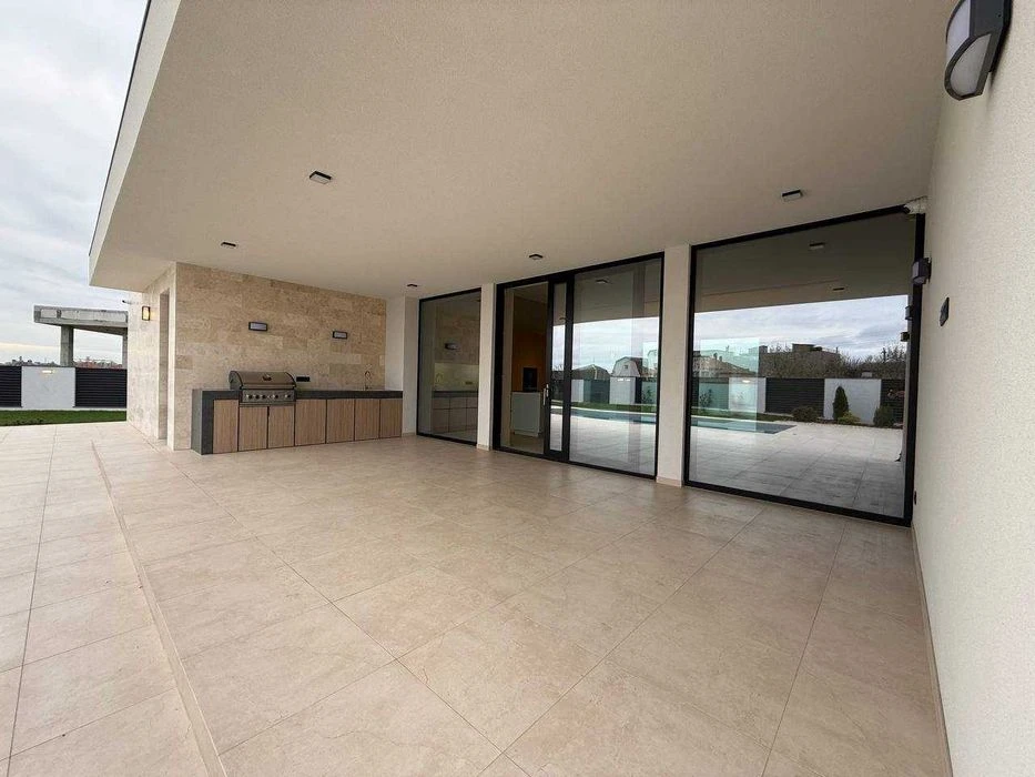 Sale of a stylish one-story house with a swimming pool in Sauvignon.