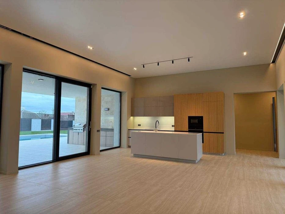 Sale of a stylish one-story house with a swimming pool in Sauvignon.