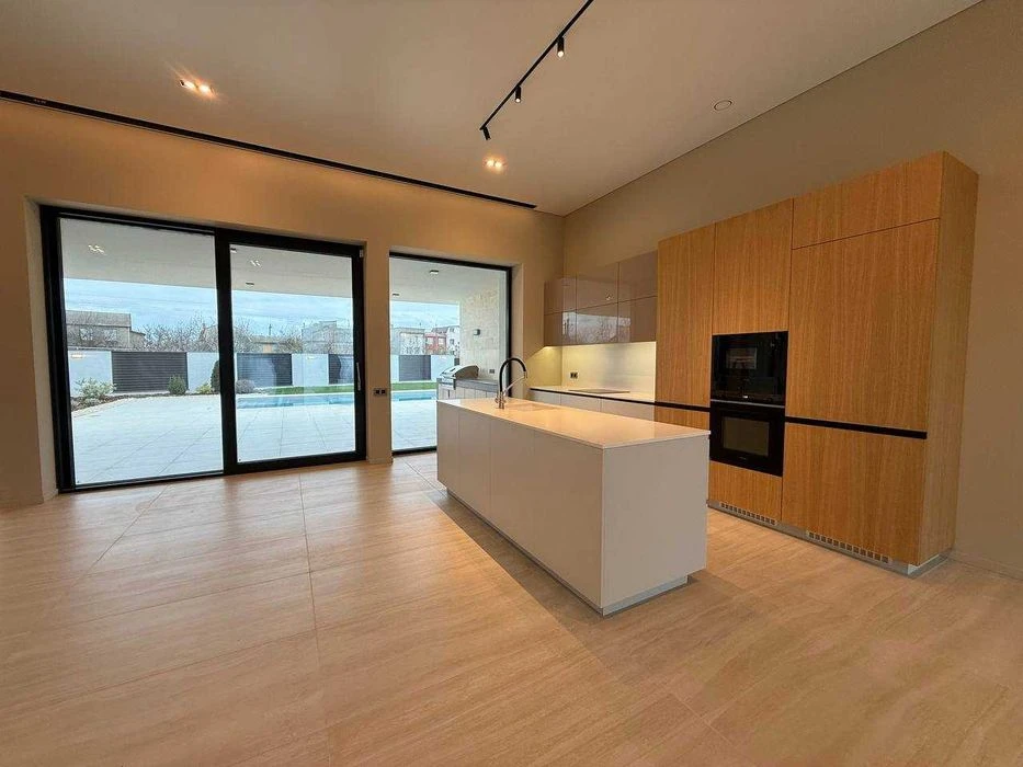 Sale of a stylish one-story house with a swimming pool in Sauvignon.