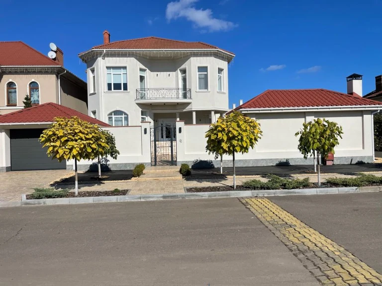 I will sell a new house by the sea in Sauvignon