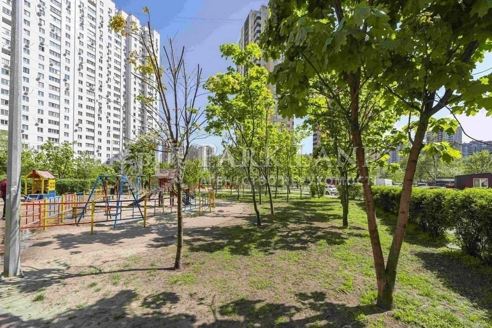 Darnytskyi Bez %% 3k, newly renovated, Urlivska, 36, Akhmatovaya