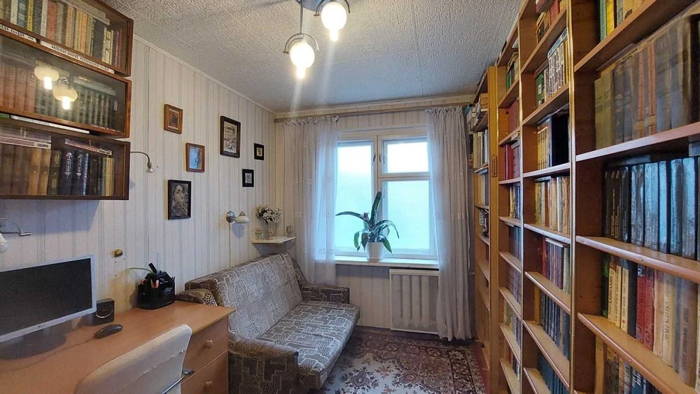 Продается 4-комнатная квартира, ул. Генерала Петрова/ Радост