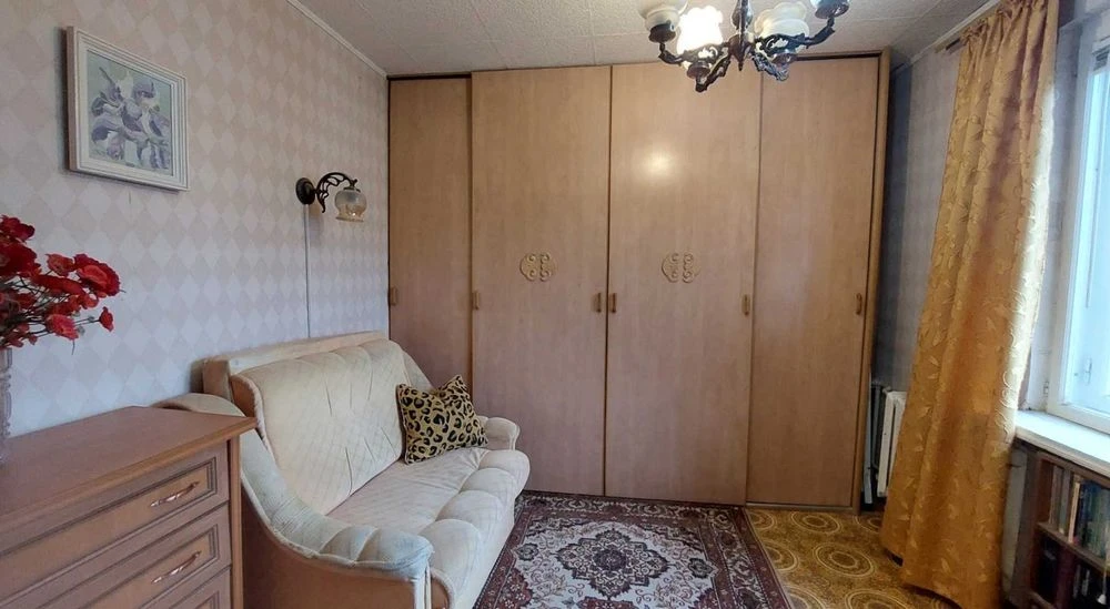 Продается 4-комнатная квартира, ул. Генерала Петрова/ Радост