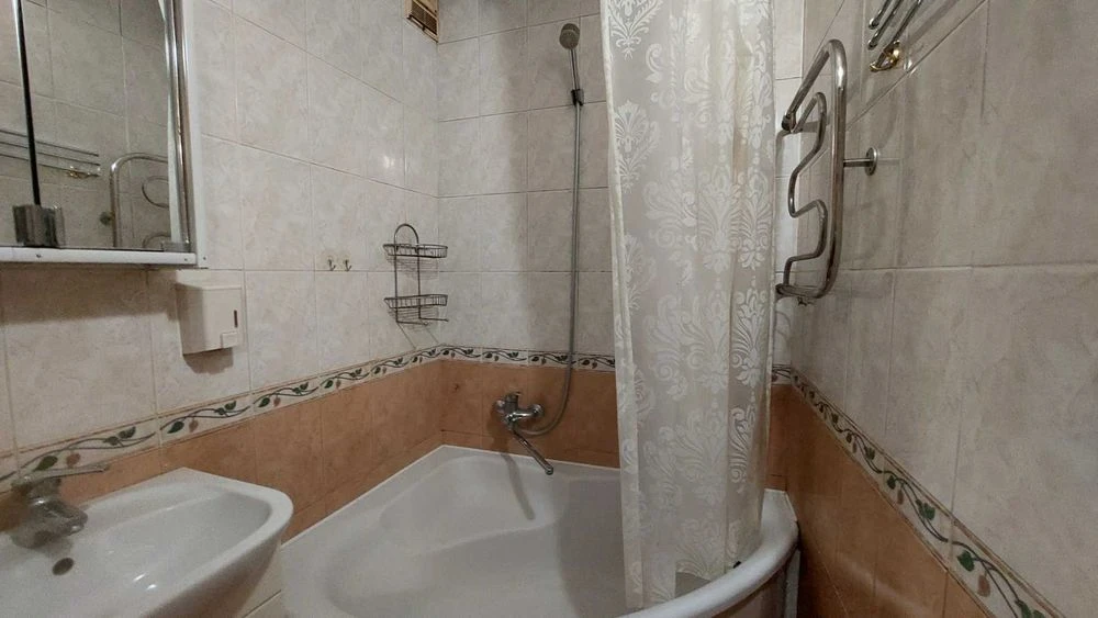 Продается 4-комнатная квартира, ул. Генерала Петрова/ Радост