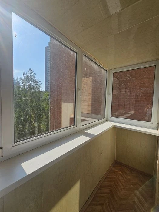 I will sell a 2-room apartment of 58 m2, below Polya Ave., brick house, closed