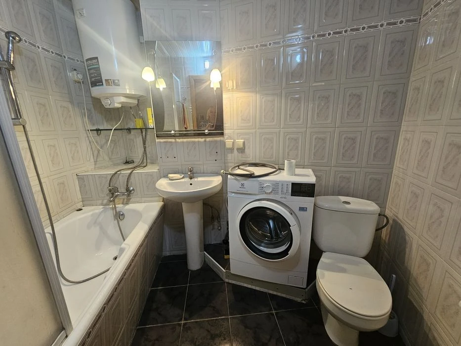 I will sell a 2-room apartment of 58 m2, below Polya Ave., brick house, closed