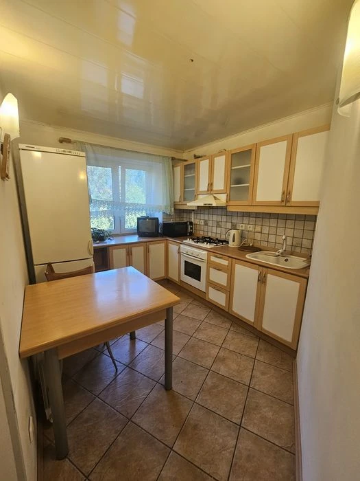 I will sell a 2-room apartment of 58 m2, below Polya Ave., brick house, closed