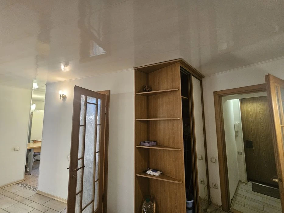 I will sell a 2-room apartment of 58 m2, below Polya Ave., brick house, closed