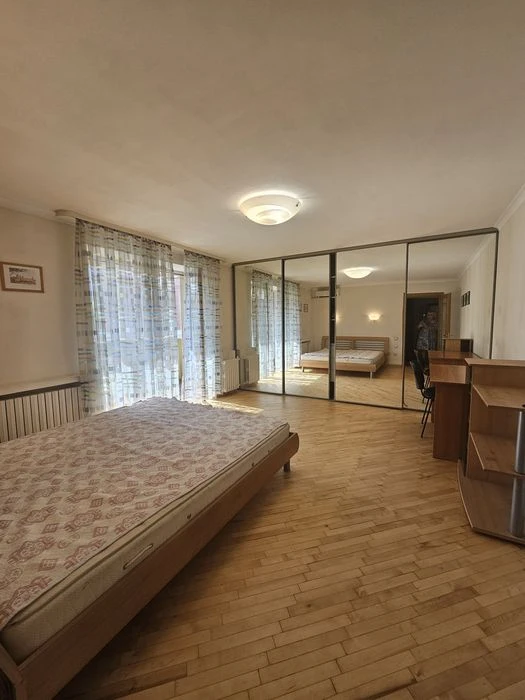 I will sell a 2-room apartment of 58 m2, below Polya Ave., brick house, closed