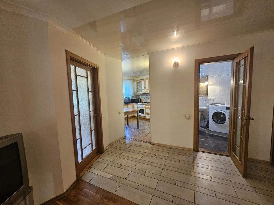 I will sell a 2-room apartment of 58 m2, below Polya Ave., brick house, closed