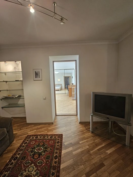 I will sell a 2-room apartment of 58 m2, below Polya Ave., brick house, closed