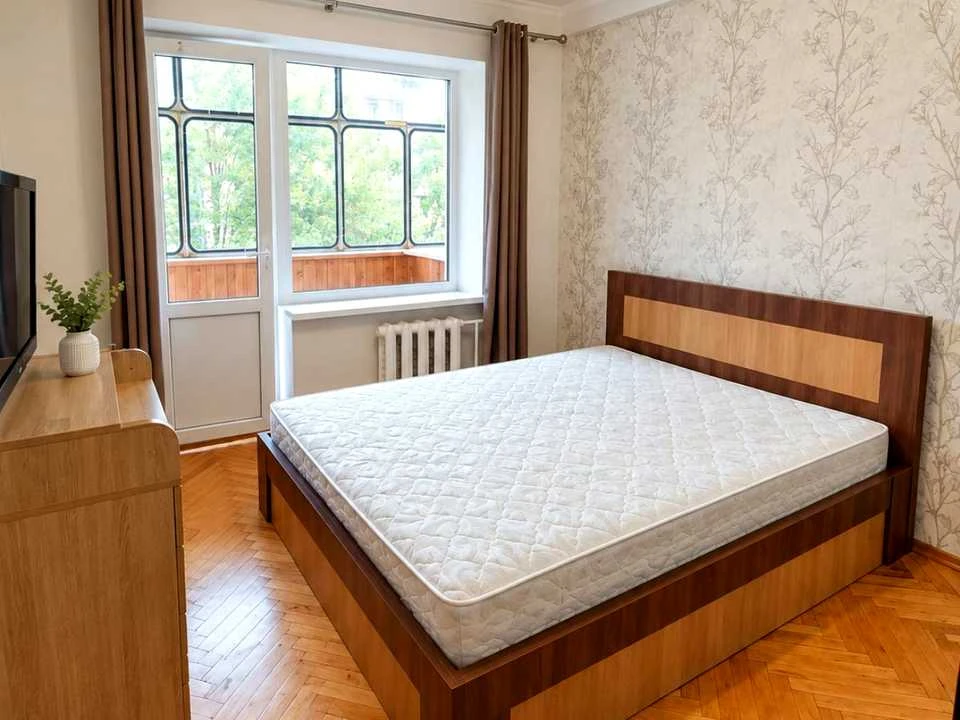 Квартира. Київ, Жуля Верна бульв. (Ромена Роллана)