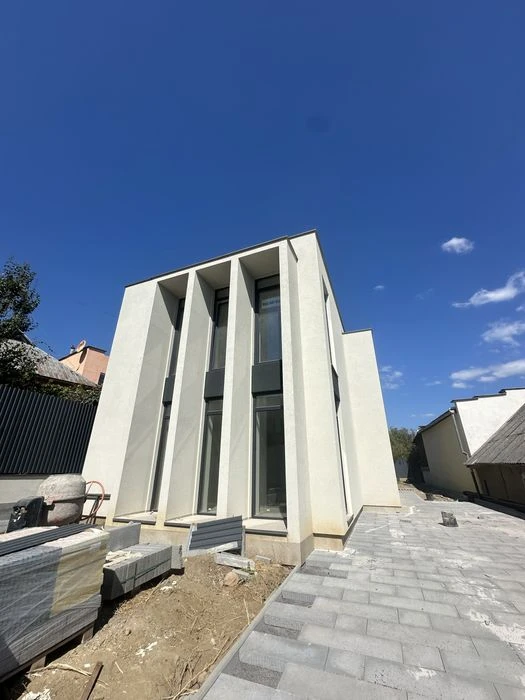 Продаж красивого будинку майже в центрі