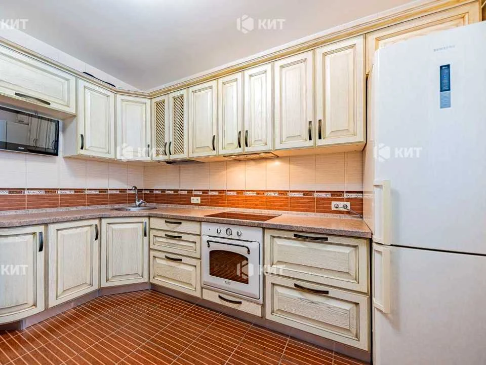 Apartment. Kharkiv, Traktorostudivnyky Ave.