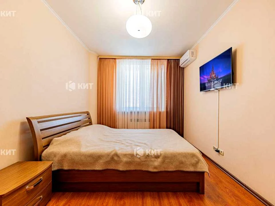 Apartment. Kharkiv, Traktorostudivnyky Ave.