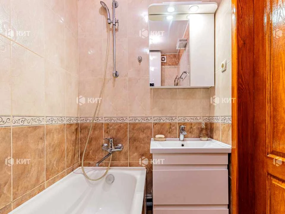 Apartment. Kharkiv, Traktorostudivnyky Ave.