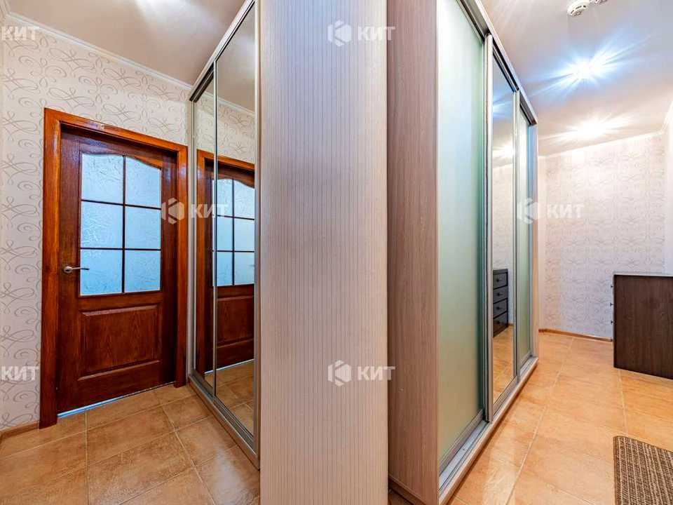 Apartment. Kharkiv, Traktorostudivnyky Ave.