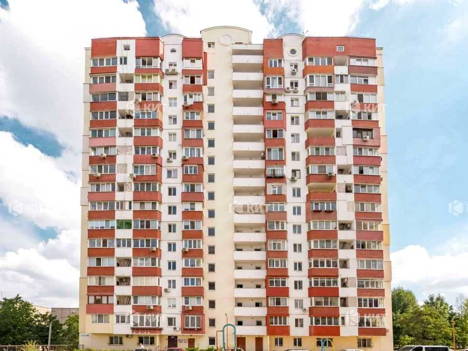 Apartment. Kharkiv, Traktorostudivnyky Ave.