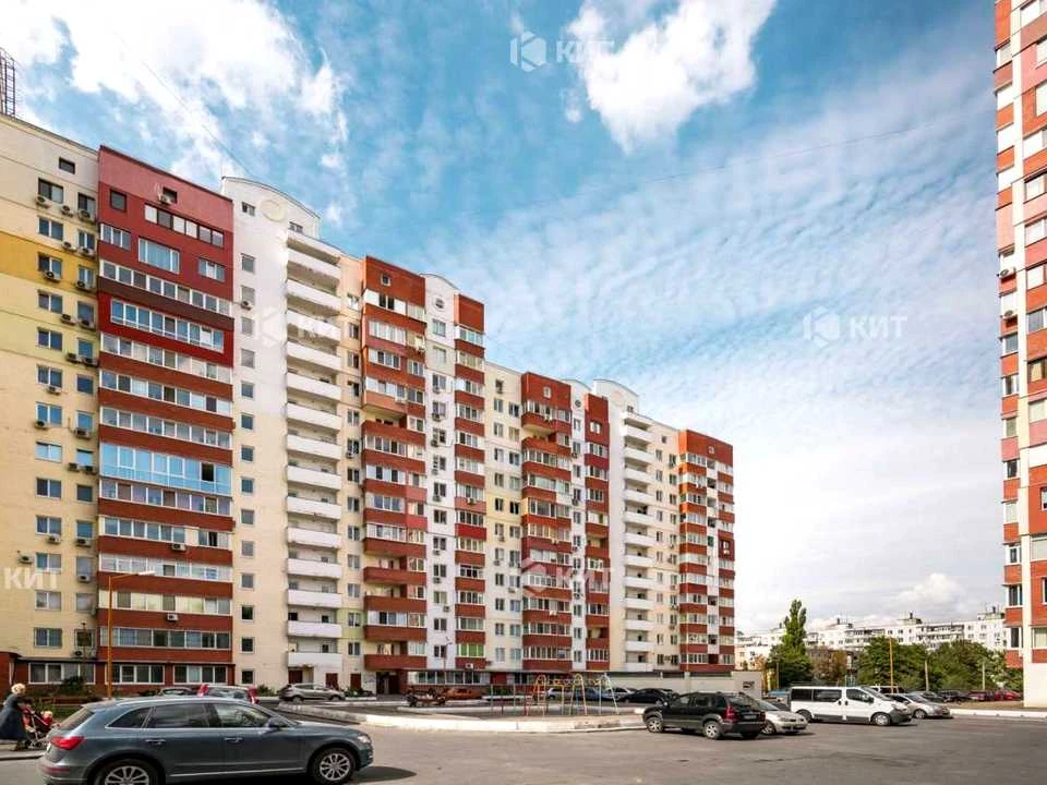 Apartment. Kharkiv, Traktorostudivnyky Ave.