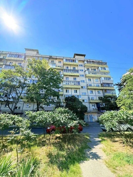 I will sell a 3-room apartment. Obolon. Kyiv. Naberezhna. WITHOUT co