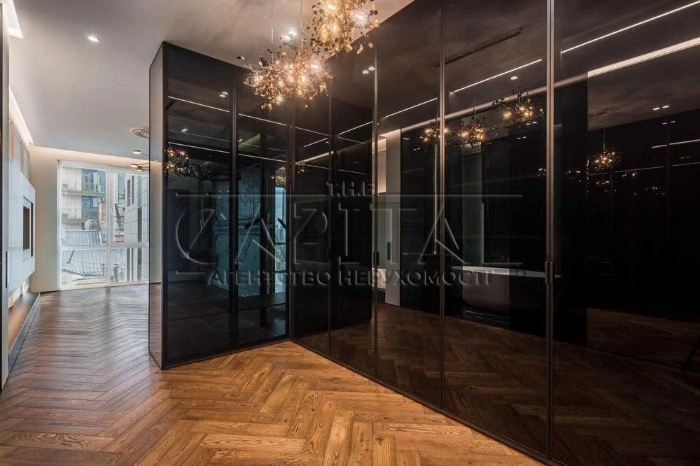 Three-room apartment for sale, in a business-class residential complex Yaroslaviv Gr