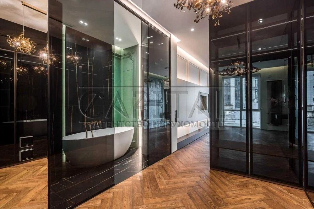 Three-room apartment for sale, in a business-class residential complex Yaroslaviv Gr