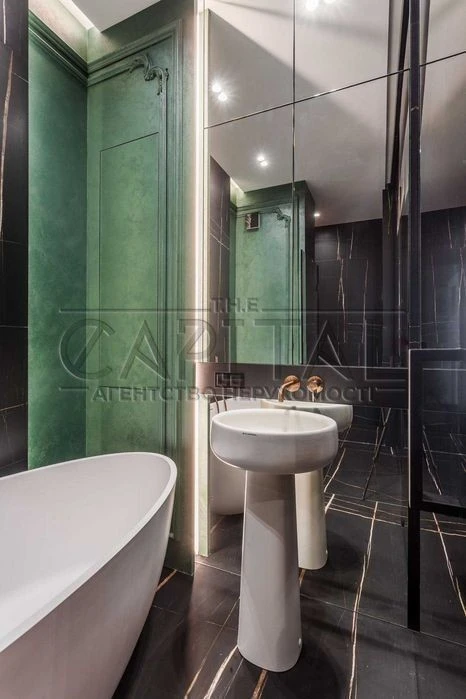 Three-room apartment for sale, in a business-class residential complex Yaroslaviv Gr