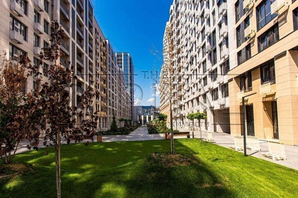 Three-room apartment for sale, in a business-class residential complex Yaroslaviv Gr