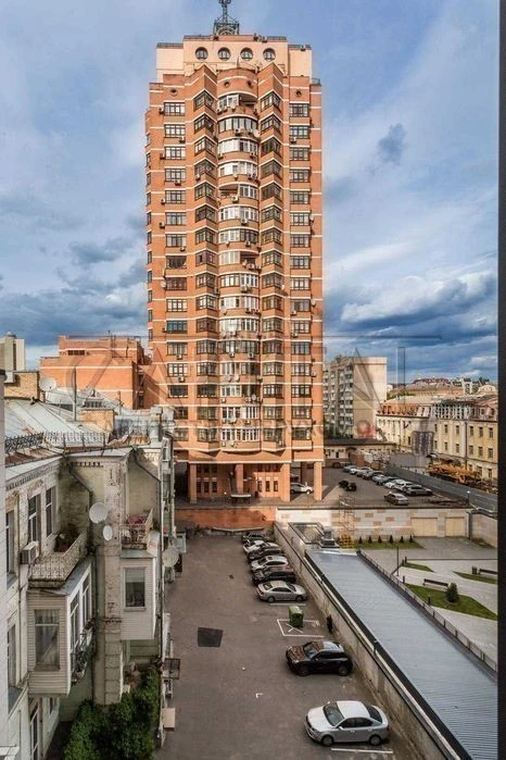 Three-room apartment for sale, in a business-class residential complex Yaroslaviv Gr