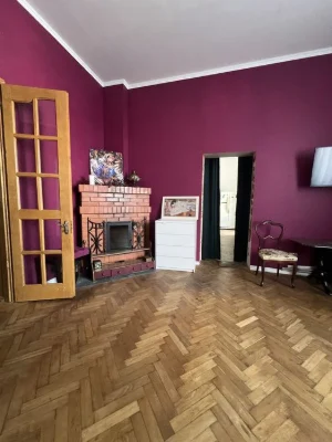 Продажа: Трехкомнатная квартира в центре.