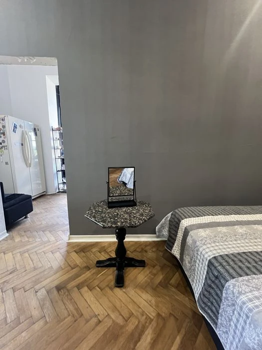Продажа: Трехкомнатная квартира в центре.