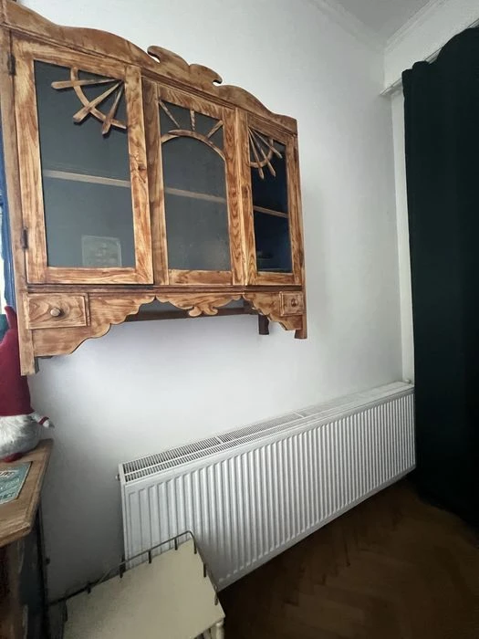 Продажа: Трехкомнатная квартира в центре.