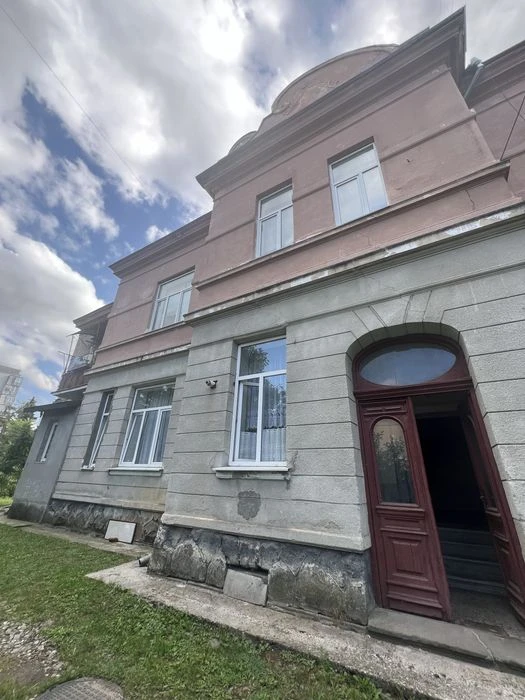 Продажа: Трехкомнатная квартира в центре.