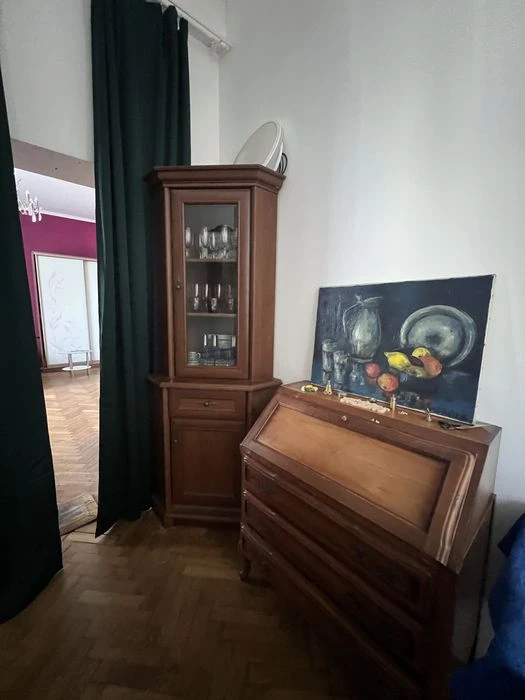Продажа: Трехкомнатная квартира в центре.