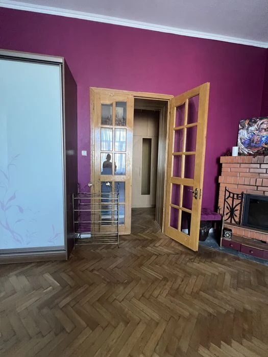 Продажа: Трехкомнатная квартира в центре.