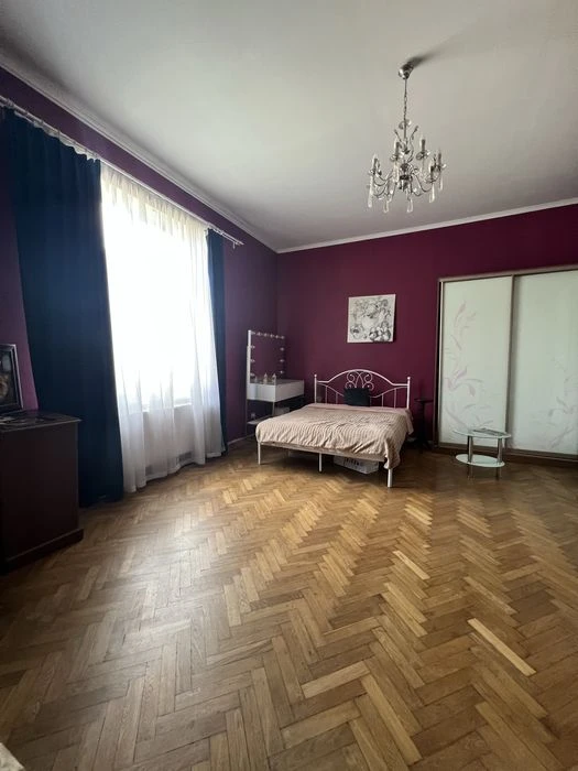 Продажа: Трехкомнатная квартира в центре.