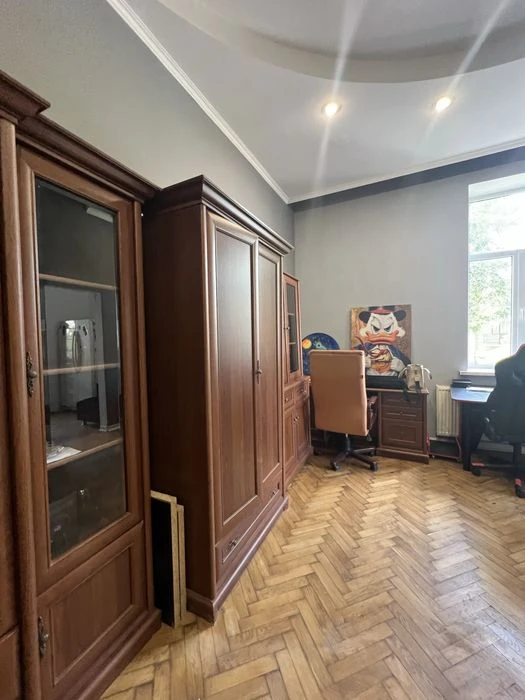 Продажа: Трехкомнатная квартира в центре.