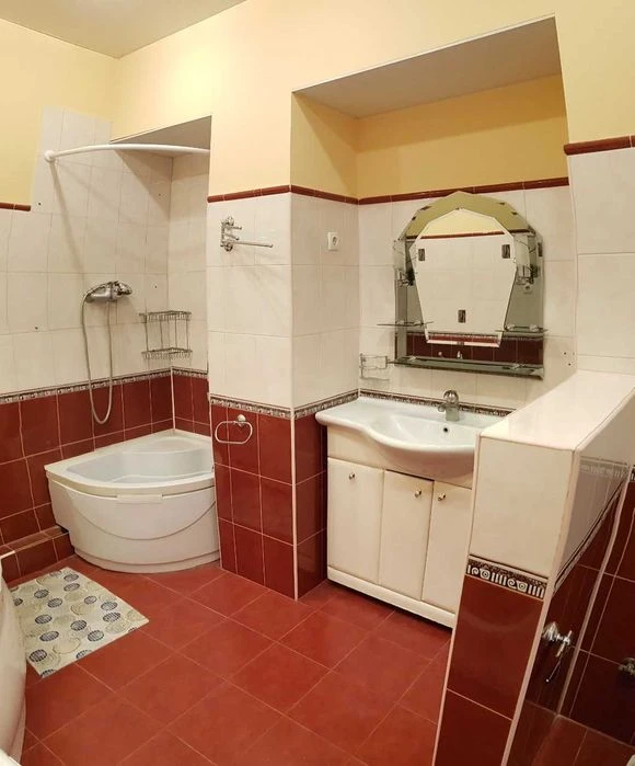 Selling a 2-room apartment in the city center