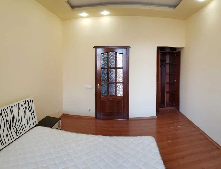 Selling a 2-room apartment in the city center