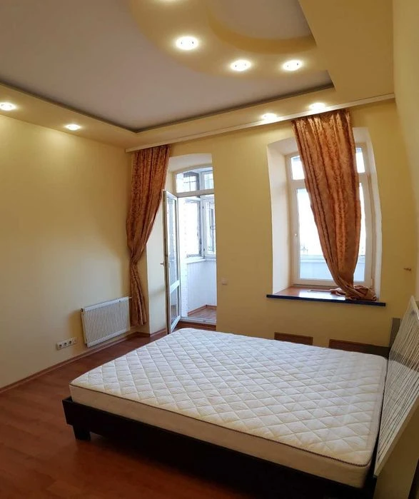 Selling a 2-room apartment in the city center