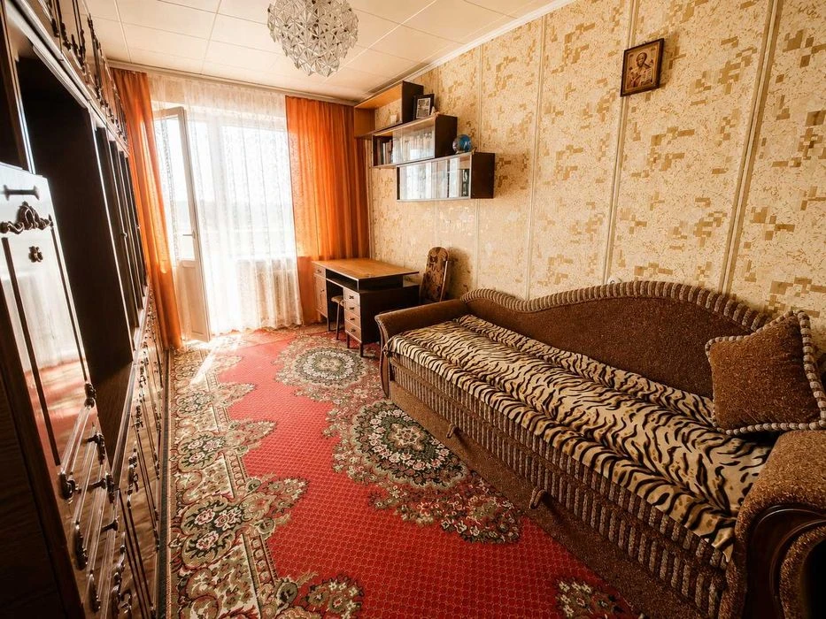 Продам 3к квартиру жм Солнечный,  кирпичный дом