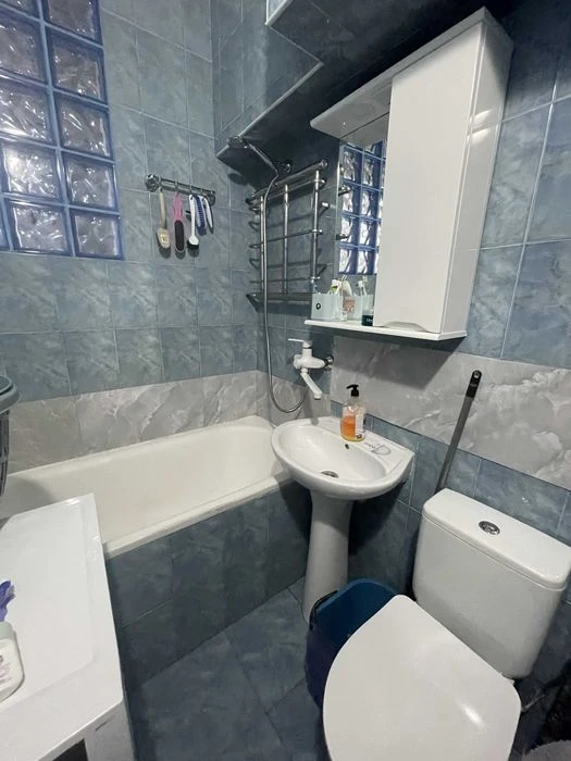 Продам двухкомнатную квартиру в Киевском районе, на пл. Толб
